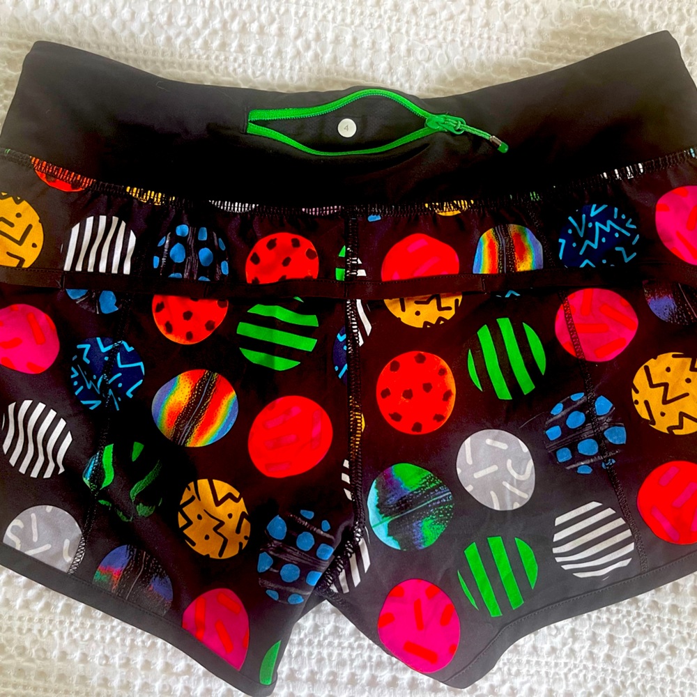 lululemon Speed Short Special Edition Seawheeze 2015 size 4 “Balls” pattern